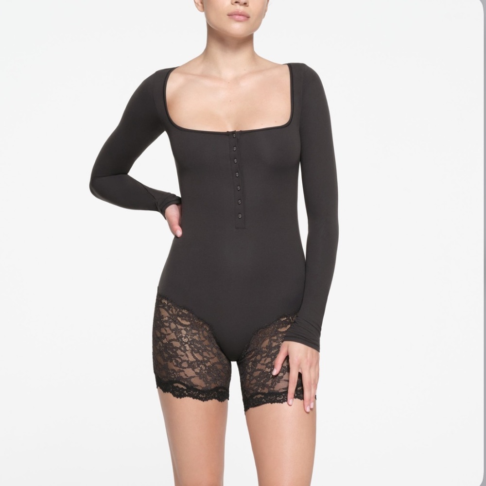 Skims Fits Everybody Lace  long sleeve onesie